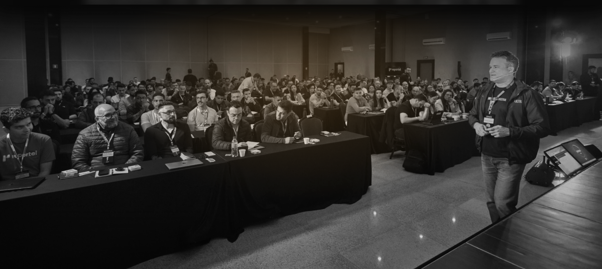 Rodrigo Bindes palestrando para auditório lotado no Workshop Agência 100k